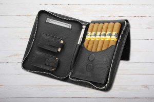 Adorini Zigarrenetui Schwarz Echtleder mit Platz für Cutter und Feuerzeug, bis 7 Zigarren
